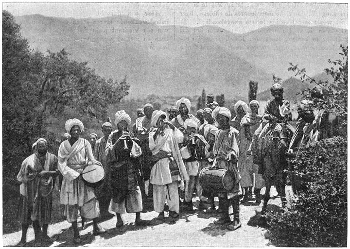 Jeugdige bruidegom en muzikanten bij een bruiloft te Rozloe.