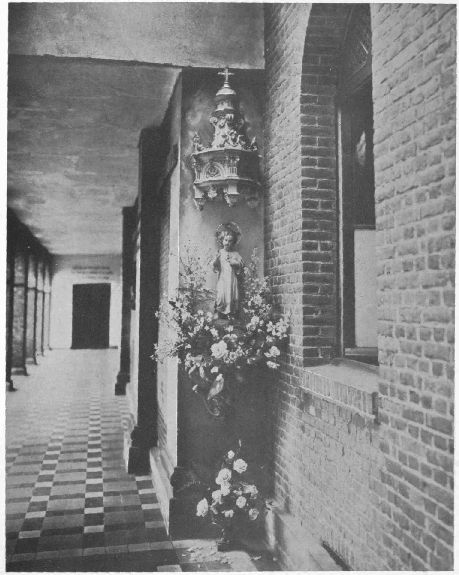 L'Enfant J�sus du clo�tre.

(Cette statue est ici � la place m�me ou S&oelig;ur Th�r�se de
l'Enfant-J�sus l'ornait de fleurs.)