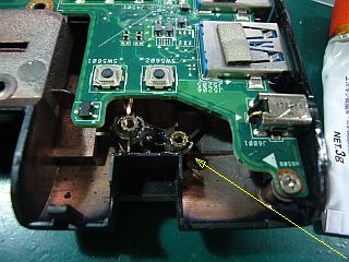 図5:ヒンジ台座部を接着剤で固定 <click>→図6:不安は残るが、一応接着したか?